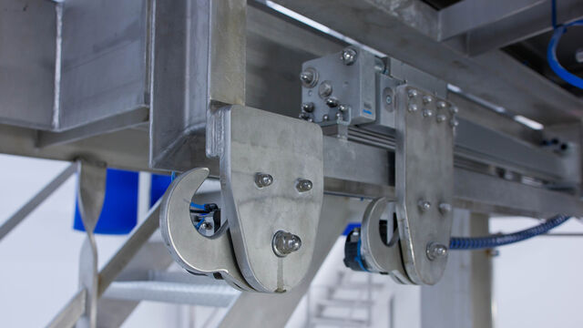 Suspension frame with 4 automatic loop release hooks. The two rear hooks automatically move to the operator position for easy access